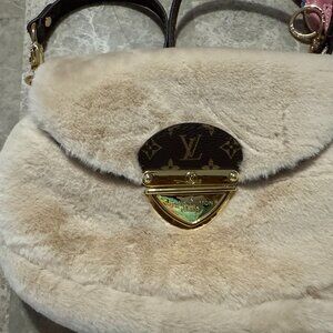 SUPER SOFT Shearling/Furry Crossbody Fashion Bag! New with LV Shopping Bag!